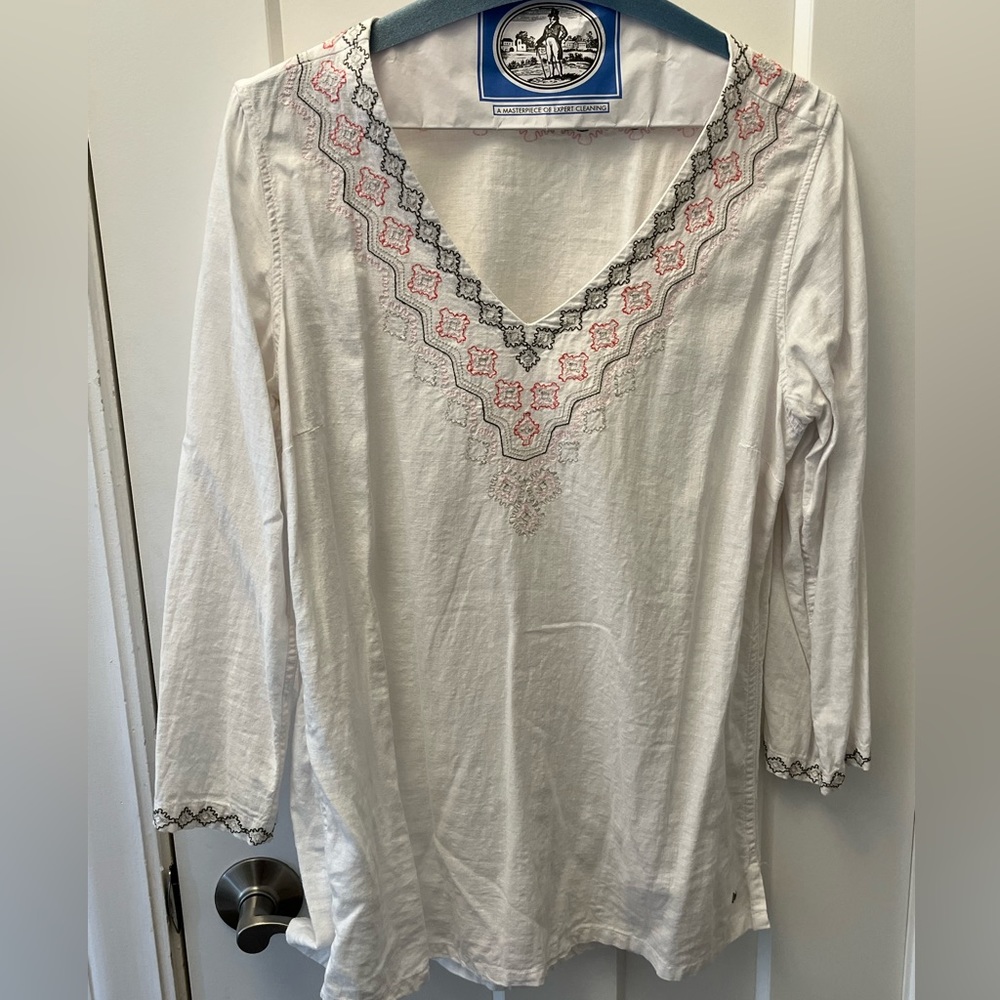 Eddie Bauer White V-neck 3/4 sleeve top.